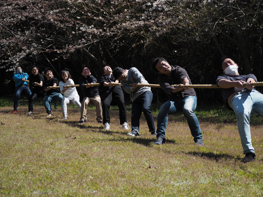 綱引きで得る身体知のインパクトは大きい。力の入れ方、抜き方、声のかけ方など、自分とチームとの関係性がストレートに表れる。