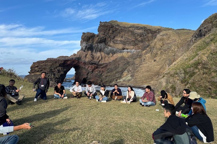 SHIMA-NAGASHIの定番は、島留学している高校生との対話。普段接する機会のない人たちとの対話を通じて写し鏡に自分を見る。