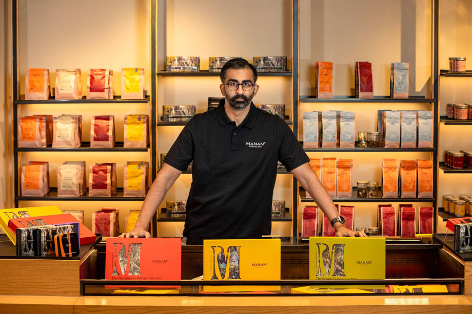 （写真）チャイタンヤさんは、インドで唯一の「インターナショナル・インスティテュート・オブ・チョコレート&カカオテイスティング(IICCT)」のチョコレートテイスティング、レベル3の保持者。スタンフォード大学の経営者向けビジネスプログラム“Seed”にも参加し、社会に貢献できる企業作りに取り組んでいる。photo by Daksh Chindalia