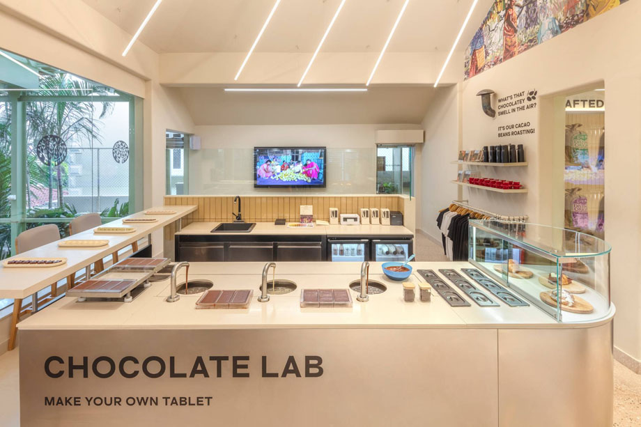 （写真）自分の好みに合わせた板チョコレートを手作りできるチョコレートラボ。photo by Pankaj Anand