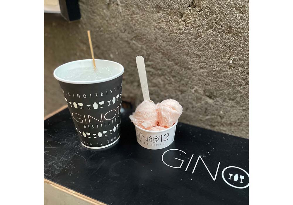 （写真）紙コップ入り「ジントニック」（サイズ２種：小５ユーロ、大８ユーロ）と「ネグローニのジェラート」（５ユーロ）。ジェラートは「アレクサンダー」などジンベースカクテルの３種類、アイスキャンディは「トムコリンズ」と「ネグローニ」（各５ユーロ）の２種類。