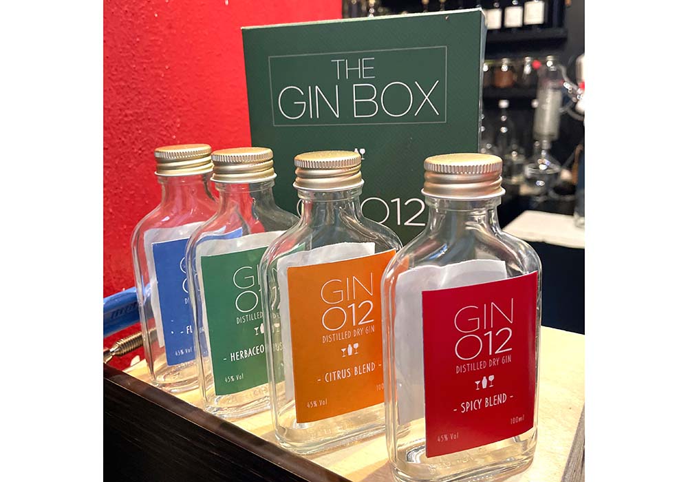 （写真）主力商品のオリジナルジン４種類、「フローラル」「ハーブ」「シトラス」「スパイシー」（各100ml）ボトルは、手軽なボックス入りで販売。ちょっとした手土産やプレゼントにも。25ユーロ。