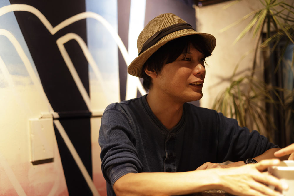 小倉ヒラク 発酵デザイナー。1983年生まれ。体調不良が続いたときに小泉武夫先生と出会い、みそ汁や発酵食品を食べる習慣に。東京農業大学で研究生として発酵学を学び、「見えない発酵菌たちのはたらきを、デザインを通して見えるようにする」ことを目指して、全国の醸造家たちと商品開発やワークショップを行う。著書に『発酵文化人類学』（木楽舎）、『日本発酵紀行』（D&DEPARTMENT PROJECT）など。大学で発酵学の講師も務める。