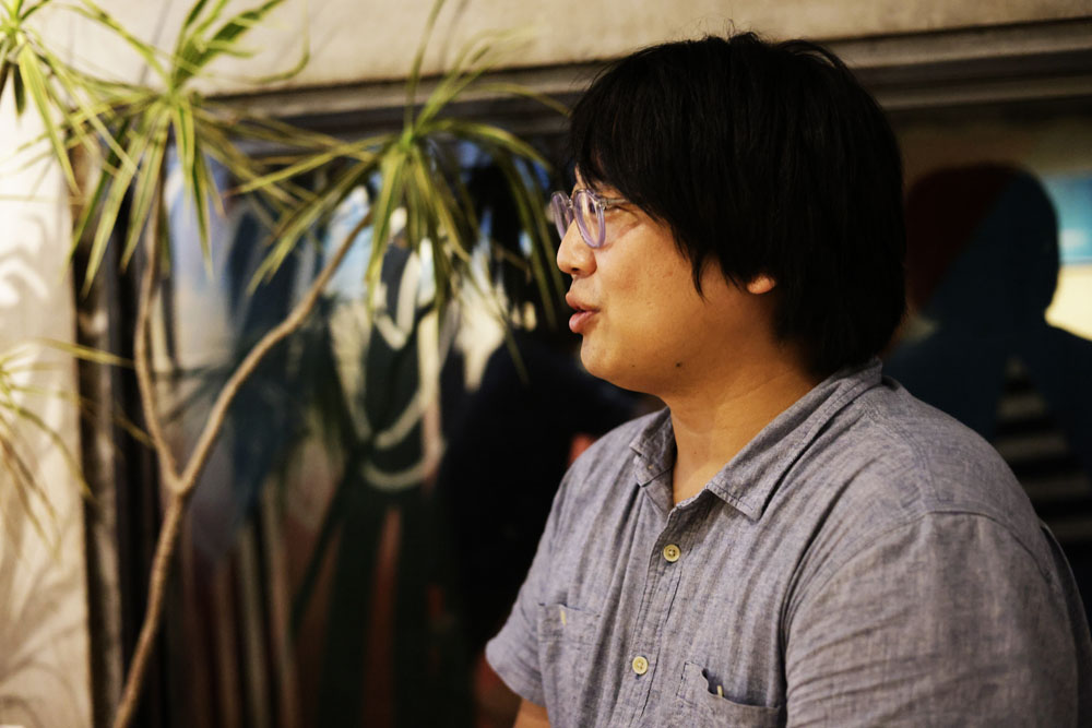 森枝幹 料理人。1986年生まれ。食文化ジャーナリストの森枝卓士氏の長男として、幼いころから様々な食文化に触れて育つ。国内外のガストロノミーレストランで修業後、下北沢「サーモン＆トラウト」シェフを経て2019年、渋谷にガストロノミータイ料理「CHOMPOO（チョンプー）」をオープン。フードマガジンの発行や飲食店のプロデュースなど、従来の料理人の枠にとらわれない活動を続ける、これからの料理界を牽引する一人。