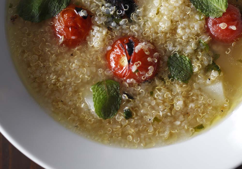 シンプルな塩味に、焼きトマトの香ばしさ、ミントの清涼感、最後に加えたニンニクの刺激がフックを作る。とろりとしたカブとキヌアの食感の違いも楽しい。