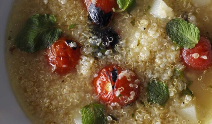 毎日食べたい野菜がぎっしり「キヌアとミニトマト、カブ、ミントのベジスープ」