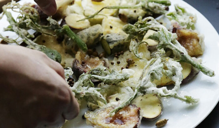 バニラ風味の衣とスパイス油で揚げる「旬野菜とハーブのスパイスフリット」
