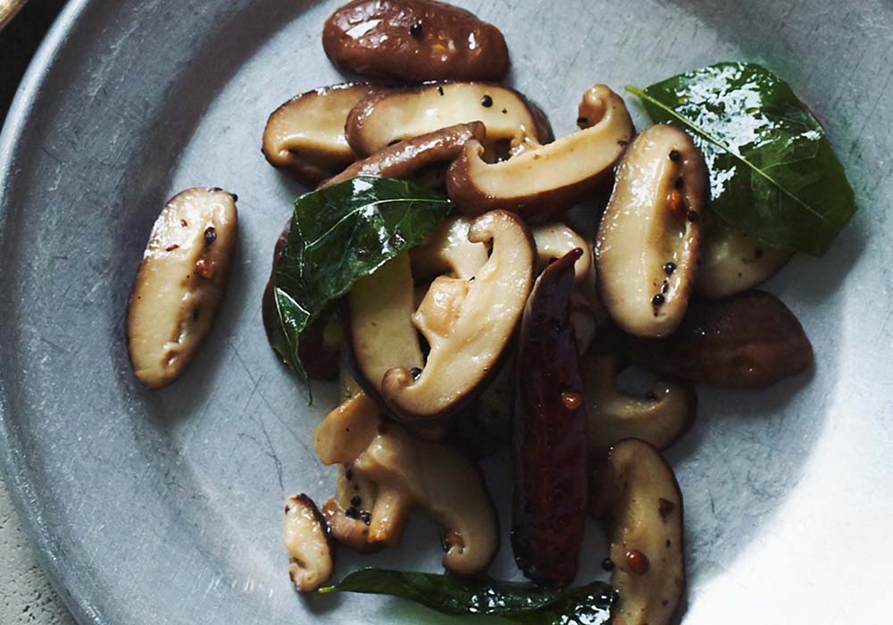 透明感あるスパイス使いでキノコの旨味を引き立てる「シイタケ炒め」