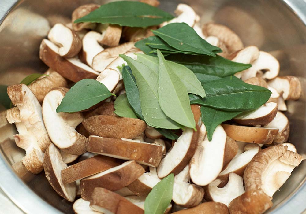 シイタケを切る