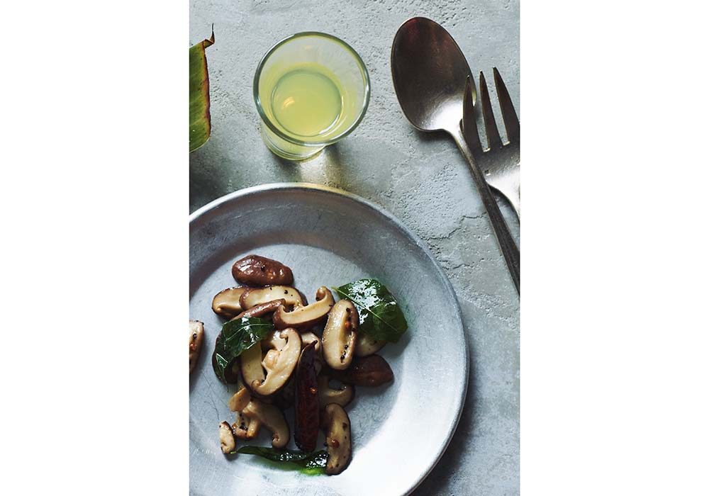 透明感のあるスパイス使いで、キノコの旨味が際立つ。