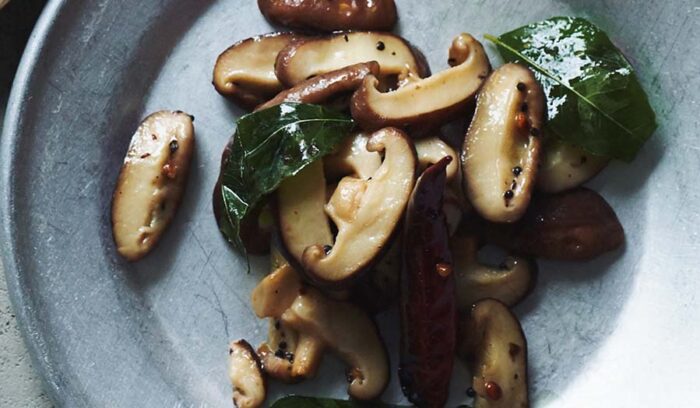 透明感あるスパイス使いでキノコの旨味を引き立てる「シイタケ炒め」