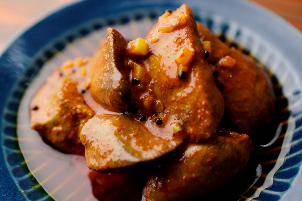 スパイスソースで煮こむ「鶏レバーのアチャール」