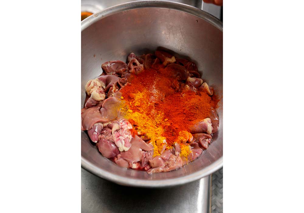 下味用スパイスと混ぜ合わせる