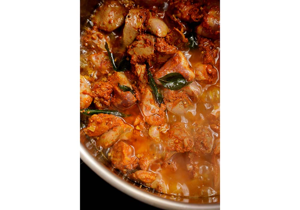 仕上げ用スパイスを加える