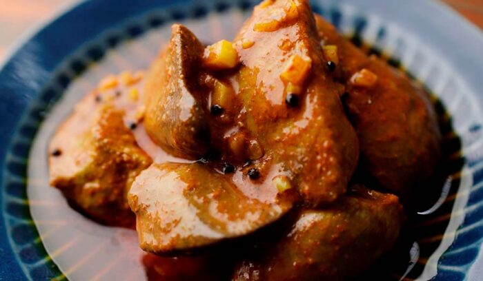 スパイスソースで煮込む「鶏レバーのアチャール」