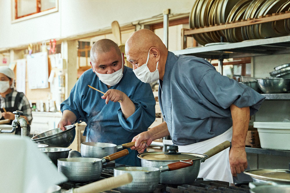 忙しく手を動かす和尚。合間には修行僧である雲水たちに料理指導を行う。