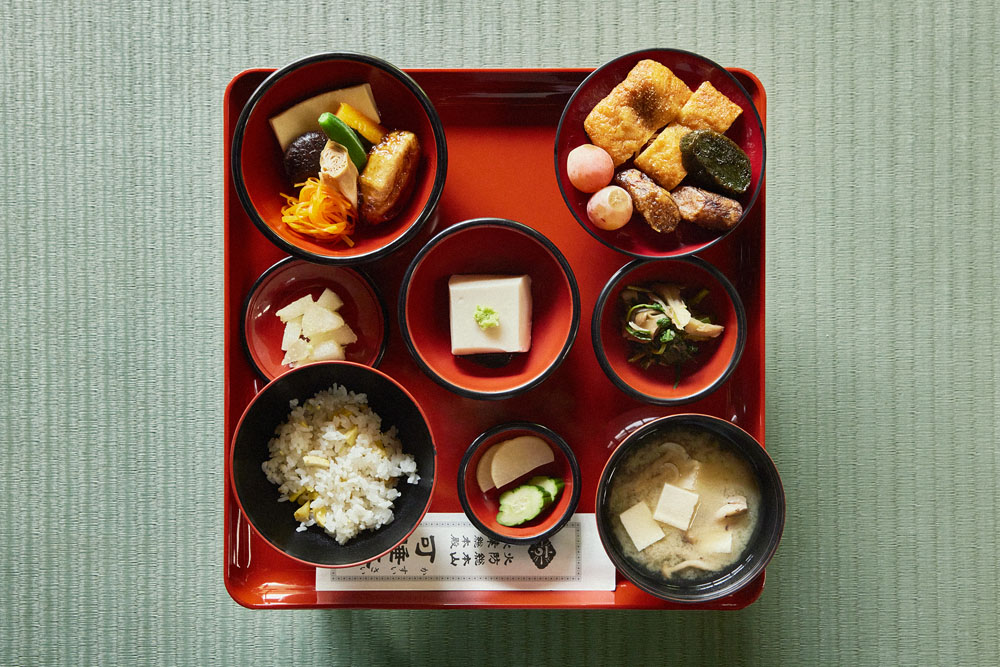 精進料理の本膳。皿数や置く場所に決まりがある。箸袋には「五観の偈」。