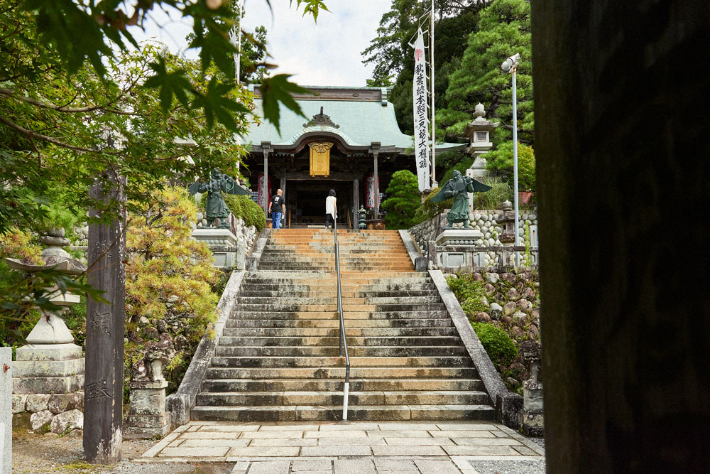 可睡斎の境内はなんと10万坪、東京ドーム約10個分。火防の総本山といわれる、秋葉総本殿御真殿。