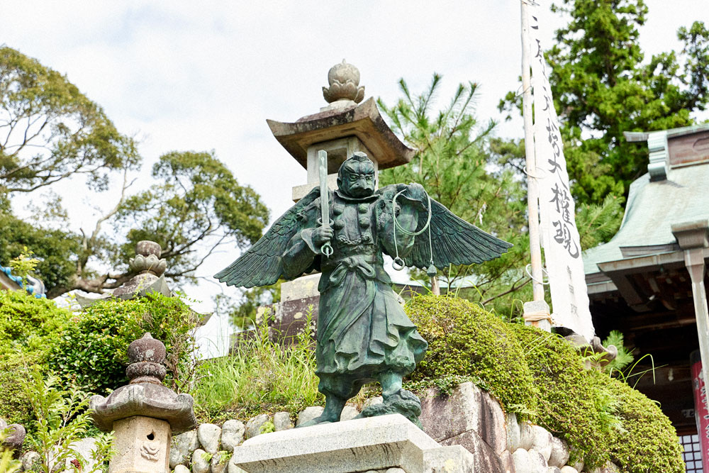 秋葉総本殿の両サイドには天狗像が。全国から火防や幸福を願う人々が参拝に訪れる。