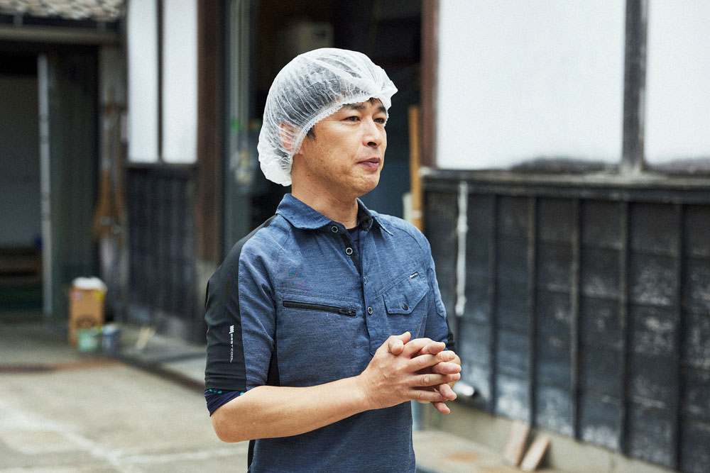 五代目当主・土井弥市さん。熟成でおいしさが増す酒質を生かし、海外展開も積極的に行う。
