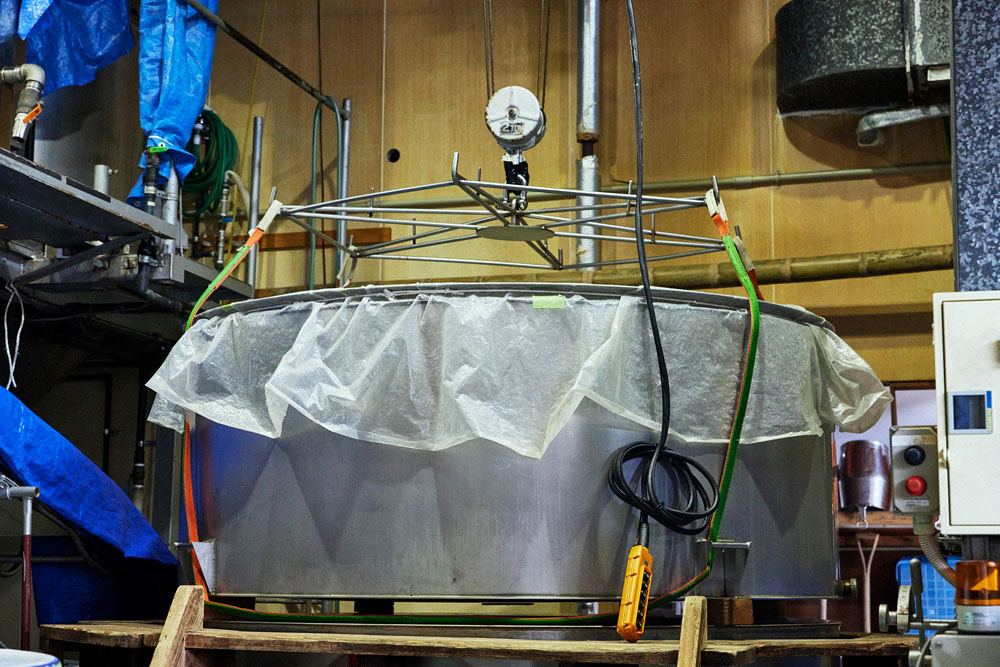 酒そのものの味を左右する大事な蒸し米。この巨大な蒸し窯で乾燥蒸気で一気に蒸しあげる。