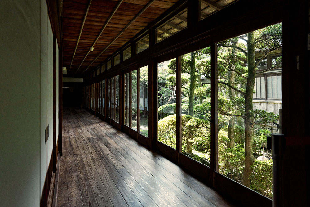 ピカピカに磨き上げられた廊下。掃除もまた、修行の一環。