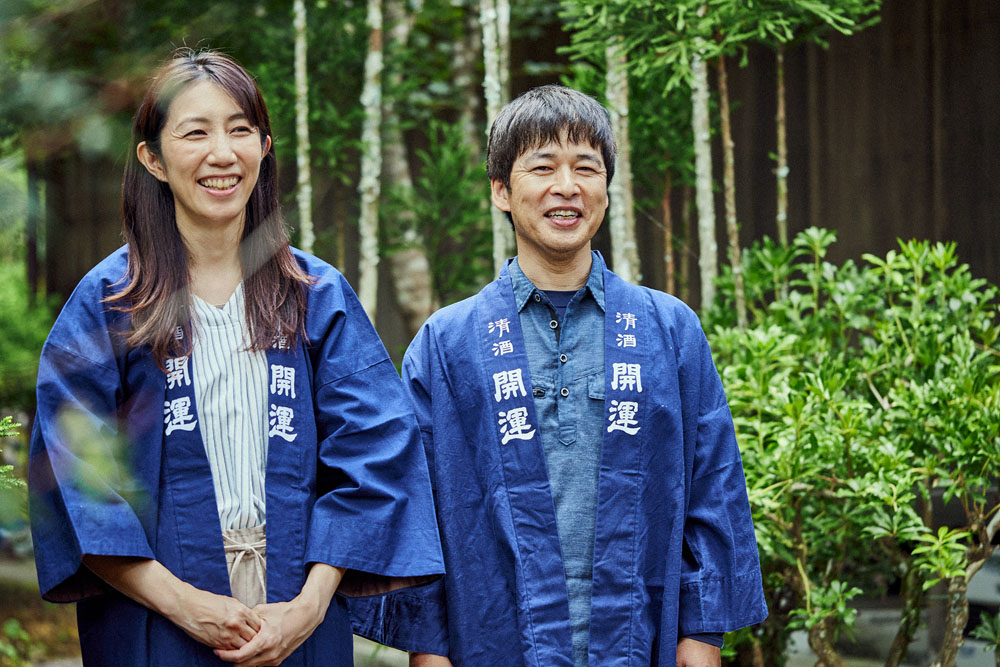 妻の彩子さんと夫婦二人三脚で土井酒造場を率いる。