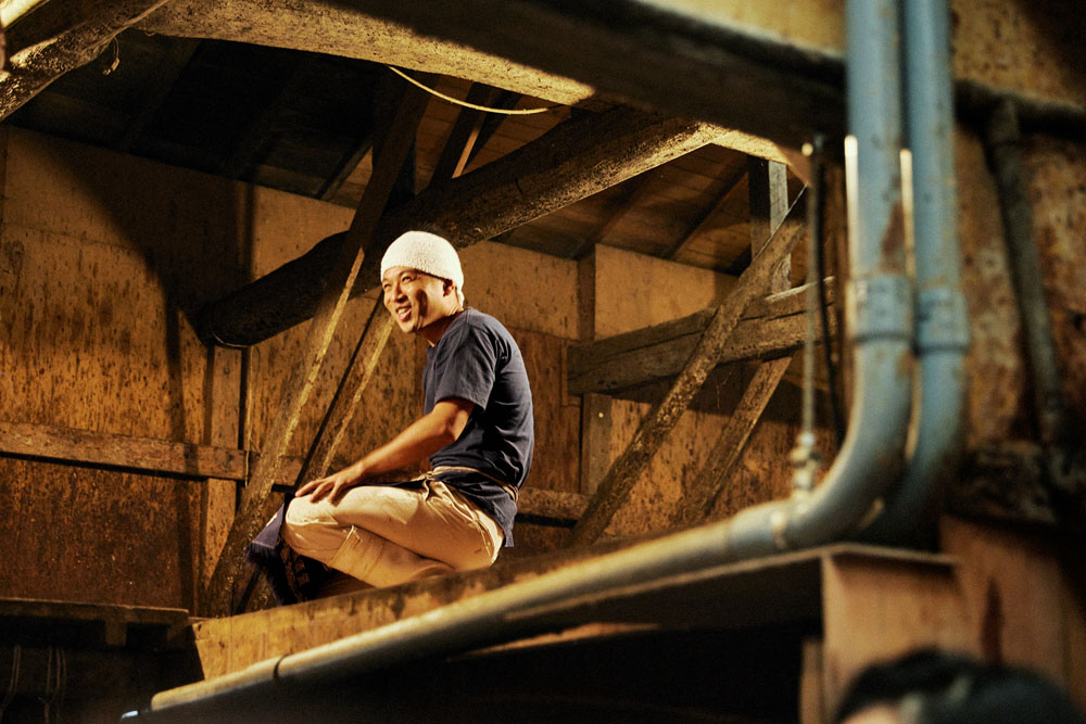 八代目の深谷充さん。丁寧に醤油ができるまでのプロセスを解説。