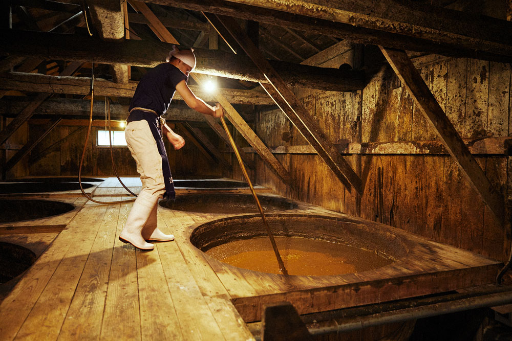 櫂入れしながら、じっくりと熟成させていく。発酵期間中には蔵や木桶に住み着いた酵母も入りこむため、蔵ならではの味わいを作る一助になる。