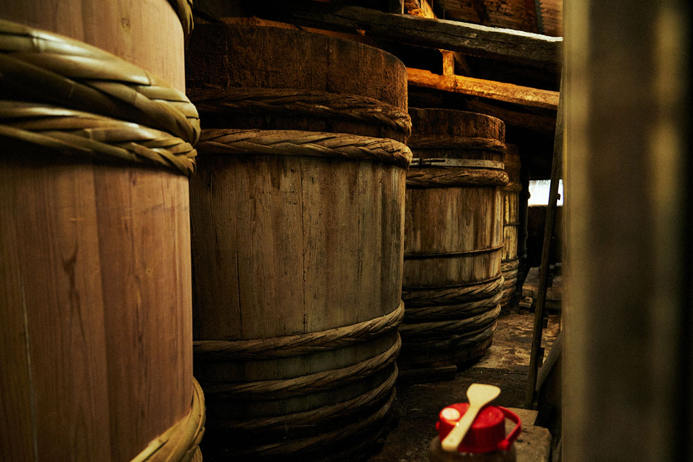 希少な木桶仕込み。全国の木桶の保存、製作にも取り組む。