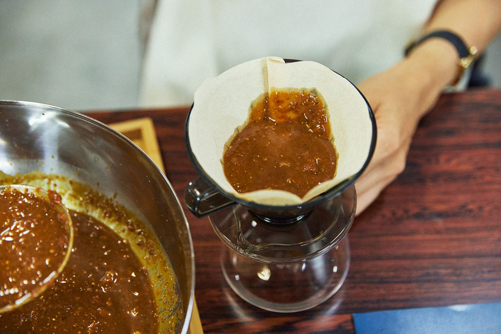 コーヒーフィルターを使って、もろみを搾る、醤油造りのプチ体験。
