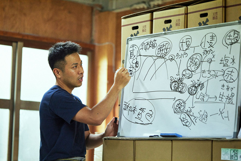 熱血講義中の八代目。醤油業界全体を俯瞰して展開されるわかりやすい説明は、人にすぐ話したくなること必至。