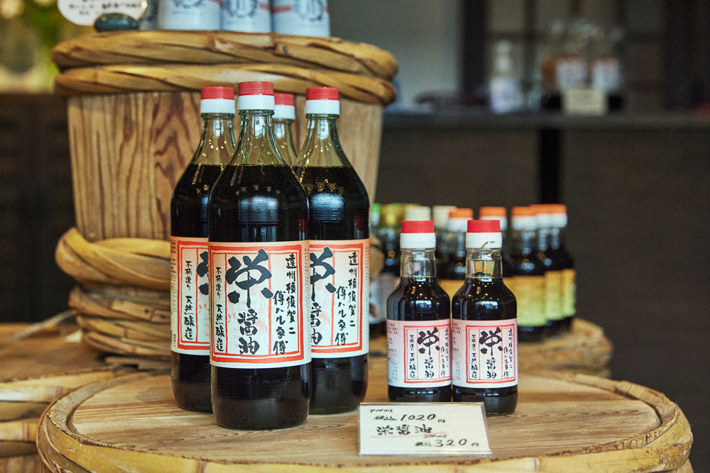 定番は、濃口の「栄醤油」。ほかにも「栄うすくち醤油」や二度仕込み「栄甘露醤油」も。