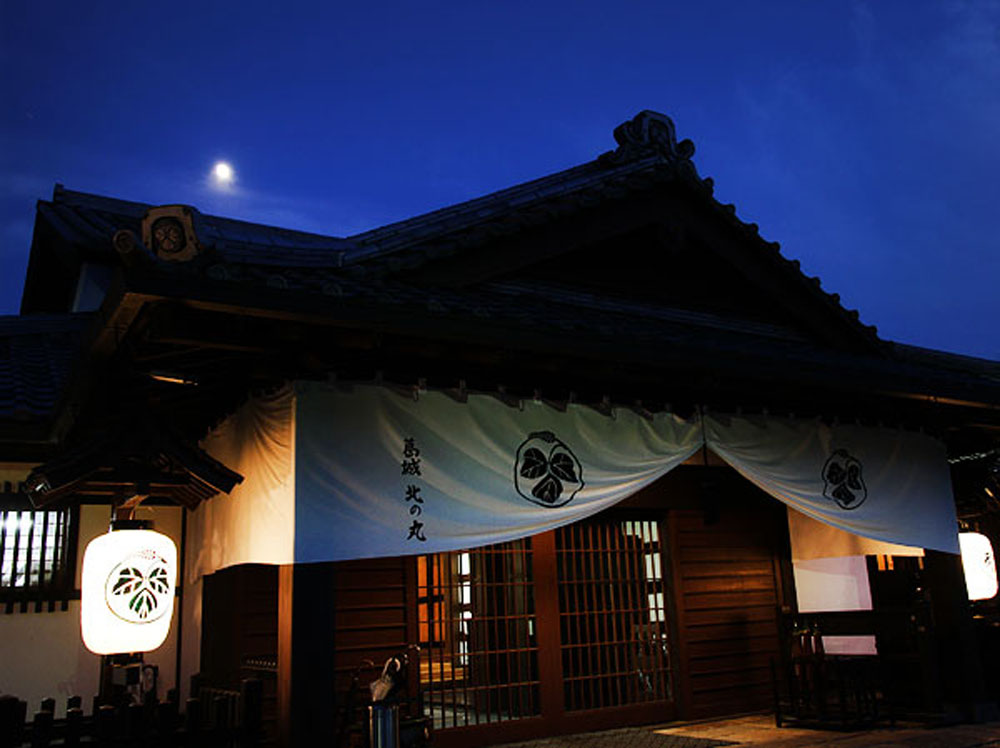 江戸時代にタイムスリップしたような玄関。殿様気分で入っていく。