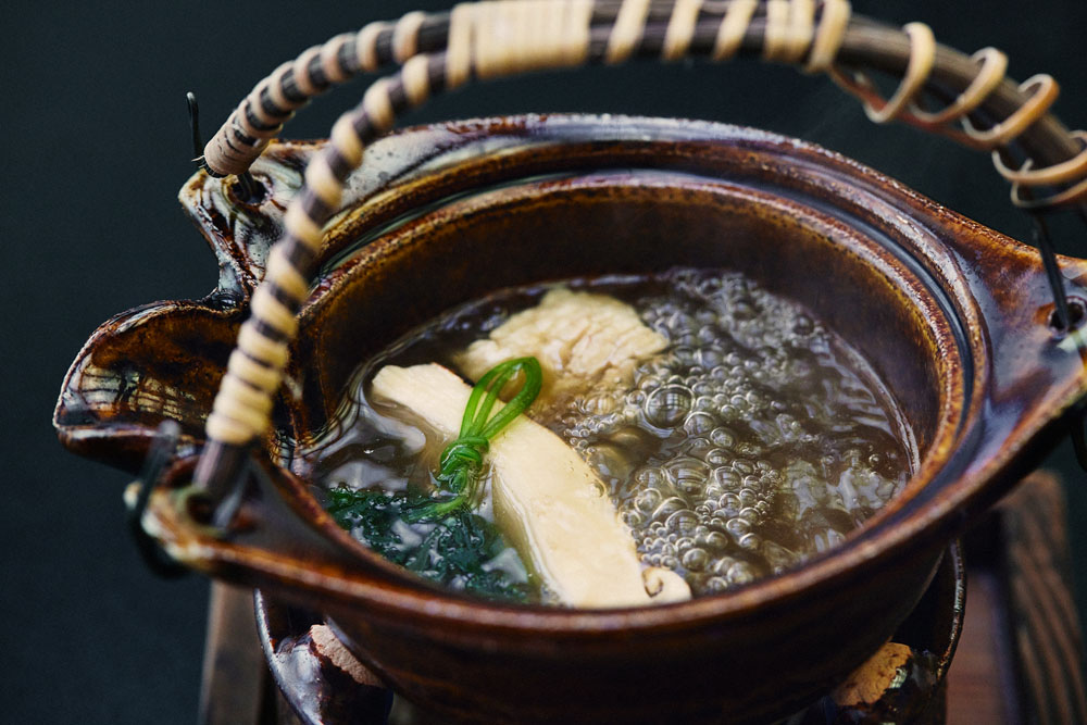 大角康行総料理長の手になる発酵料理、乳酸発酵松茸の土瓶蒸し。