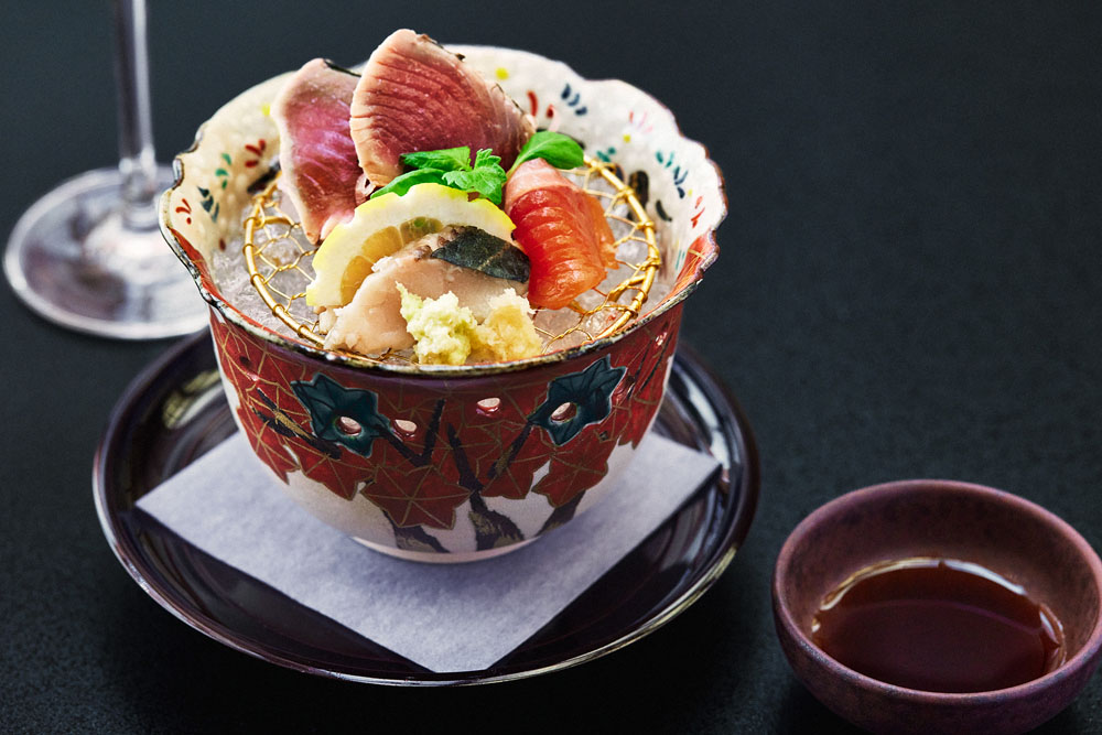 カツオと鰆、富士の国のお造り。栄醤油の生搾り醤油で。