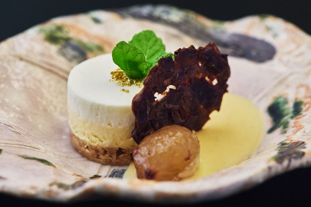 「土井酒造」の酒粕入りのクリームチーズケーキとアングレーズソース。