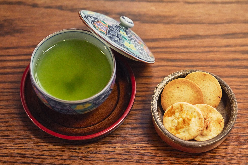 〆はロビーラウンジで静岡茶とお菓子をいただく。酒粕クッキーと醤油のクラッカーで、発酵尽くし
