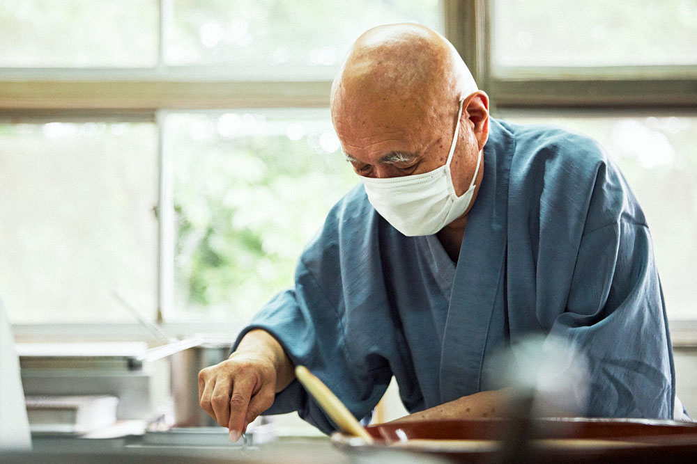 典座の小金山泰玄和尚。千葉県館山出身の12人兄弟で育つ。仕事が丁寧で、野菜のヘタや種なども雑に捨てず、美しくボウルにまとめられる。