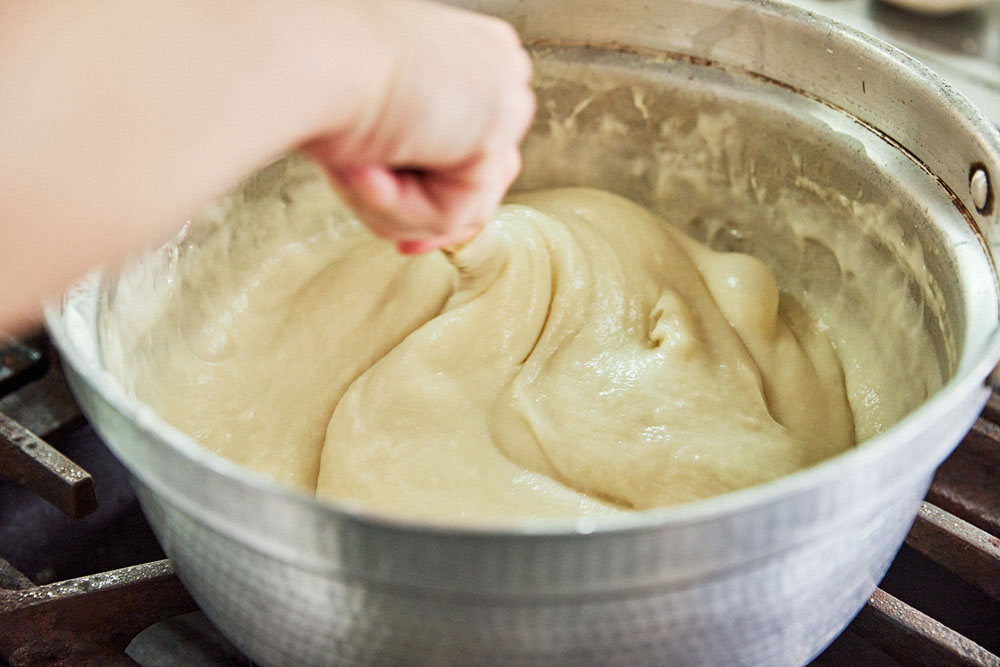 胡麻と葛を合わせて「の」の字を書くように約１時間練る。忍耐と体力勝負。