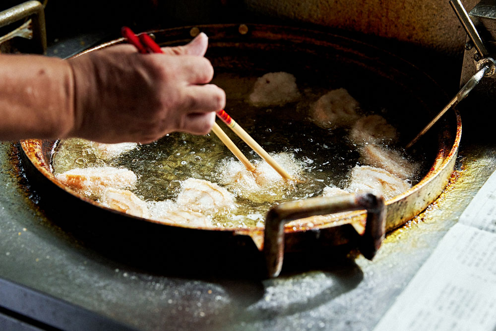 平皿（八寸的な盛り合わせ）の車麩の唐揚げ。水で戻した車麩に片栗粉をまぶし、白絞油で揚げる。