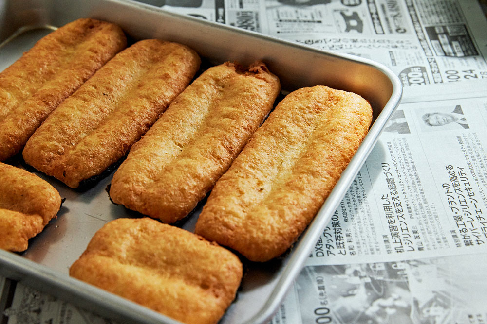 海苔の上にからりと揚がった擬製豆腐（蒲焼きもどき）。甘辛いたれを絡めて仕上げる。