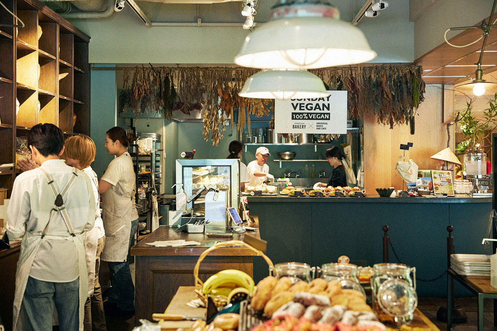 ポップアップのイベントを企画し、調理や接客も行う山口友希さん（右）。駒沢大学のカフェ「バワリーキッチン」や 、千駄ヶ谷「ロンハーマンカフェ」では、料理長を務めた。