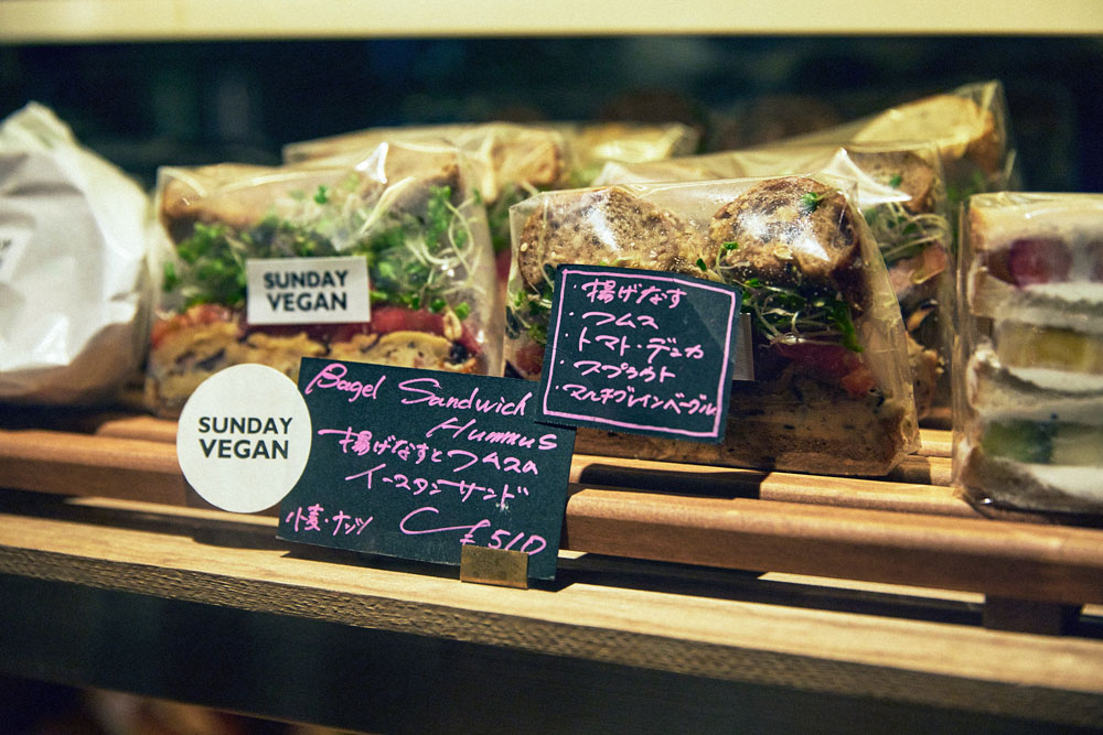 サンドイッチディレクターでもある山口さんのサンドイッチは季節の定番のほか、ポップアップイベントではスパイス、ハーブ、自家製で作るセミドライフルーツや自家製調味料を駆使して展開。