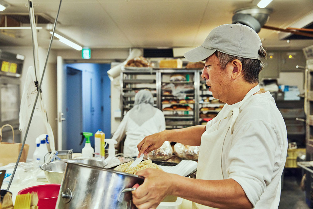 奥で作業するのは、インドネシアから来日した研修生。モアザンでは、今年同国から４名の就業を受け入れ、入国前の段階から、接客、パン製造に関するオンラインによるレクチャーを実施した。