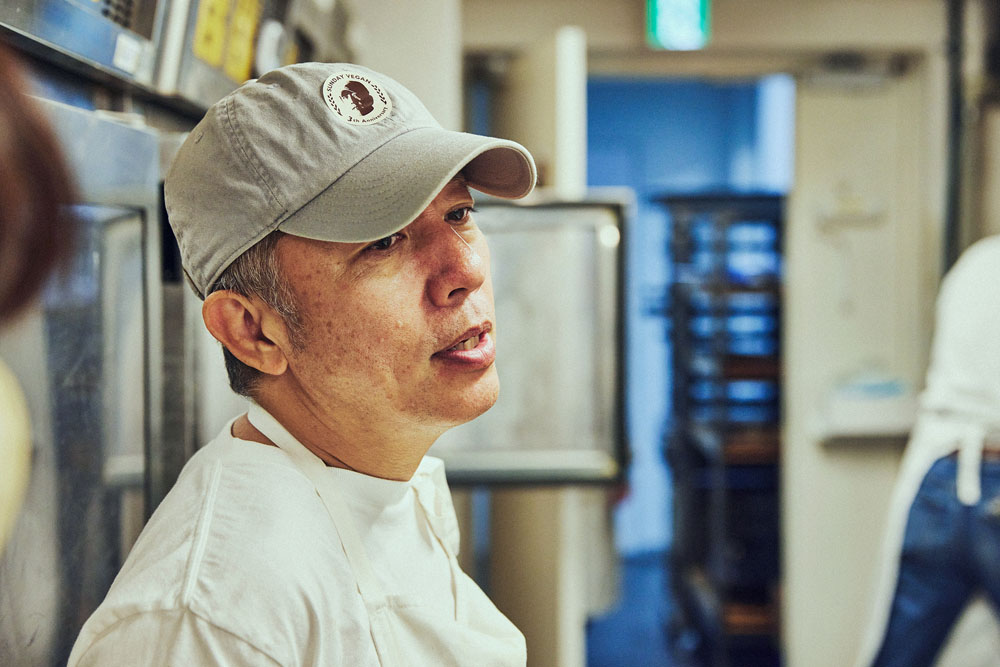 「マザーズ」ベーカリー部門統括シェフ、神林慎吾さん。18歳からパンの道に入り、2013年入社。東京・吉祥寺「Boulangerie Bistro EPEE 」ほか、全国の新店舗の立ち上げに関わる。