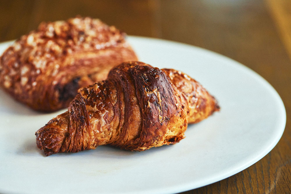 ヴィーガンヴィエノワズリー。（奥から）ダブルショコラ、日曜日のクロワッサン