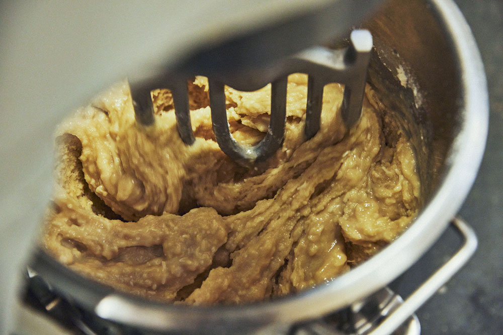 粉気がなくったら、豆乳とメープルシロップを加え、低速で３分撹拌する。 POINT：分離しないように、粉気がなくなってから豆乳を加える。