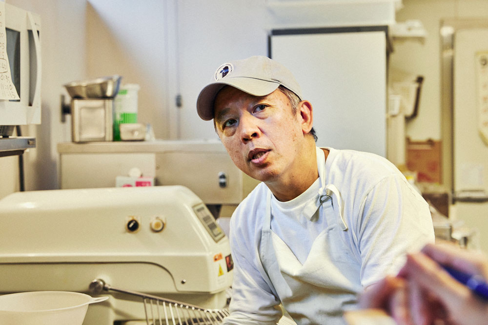 1968年生まれ。18歳からベーカリーでアルバイトを始め、パンの道へ。東京・国分寺「ラ・ブランジュリ キィニョン」などを経て、2013年にマザーズに入社。同年ベーカリー部門の責任者に就任。吉祥寺「Boulangerie Bistro EPEE（エペ）」、新宿「モアザンベーカリー」など、立ち上げから関わる。