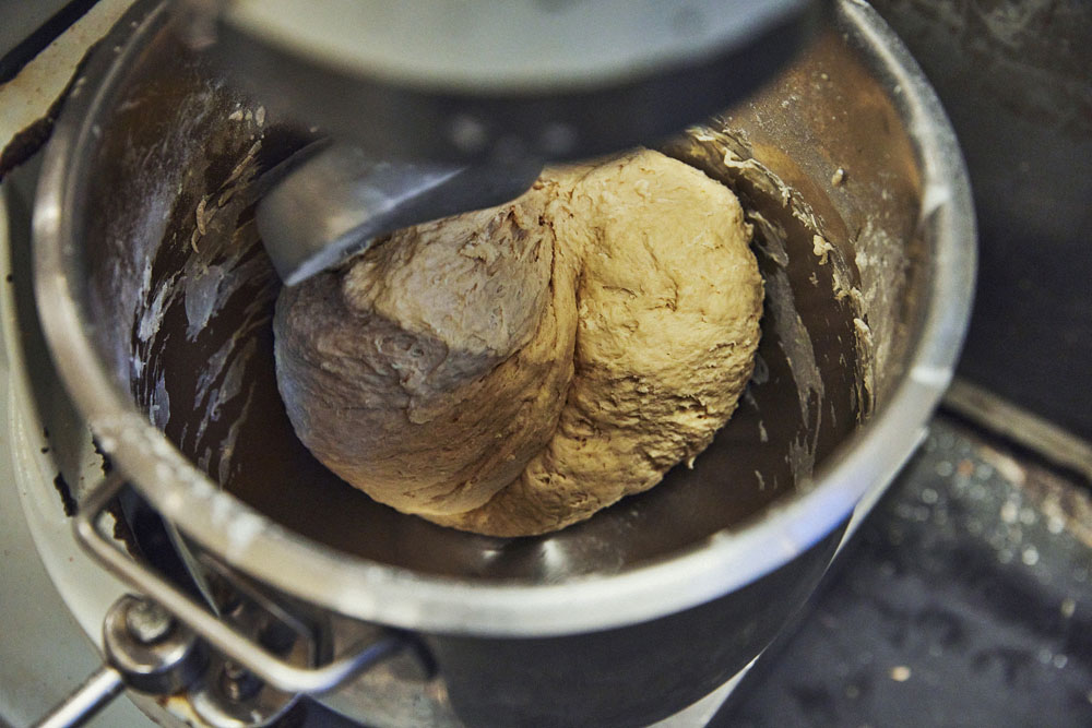 生地がまとまり、ボウルの内壁から離れてきたら、中速で３分回す。